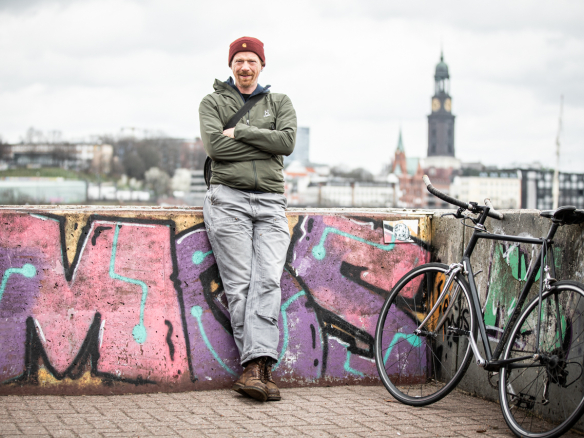 Kursleiter Markus Poocza auf der südlichen Elbseite